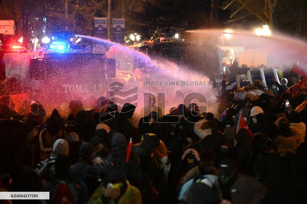 Protests in Ankara over jailing of Istanbul mayor - Turkey