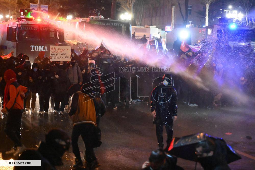 Protests in Ankara over jailing of Istanbul mayor - Turkey