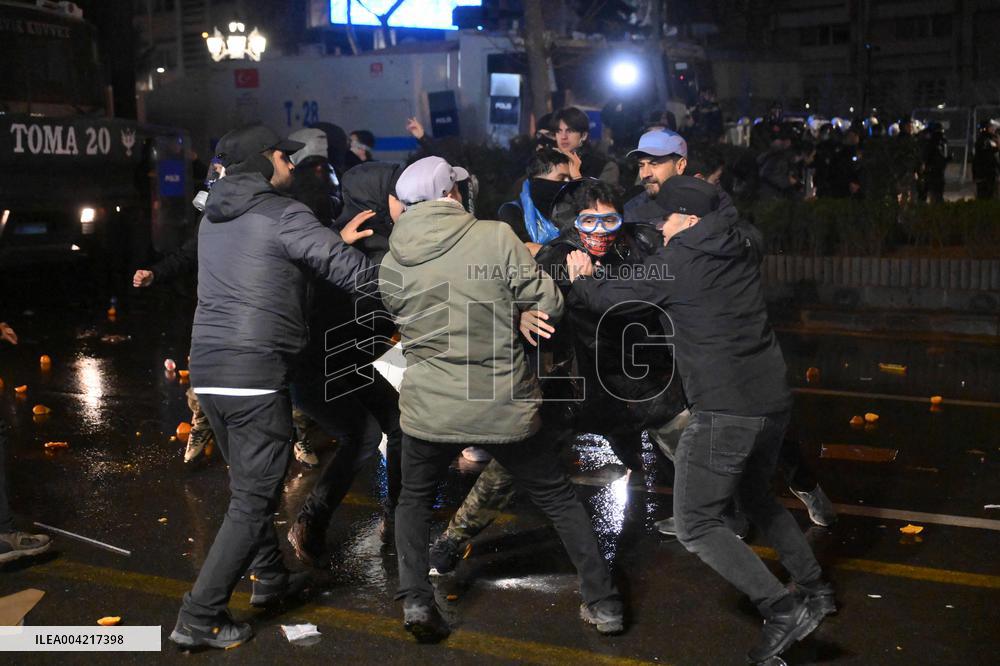 Protests in Ankara over jailing of Istanbul mayor - Turkey