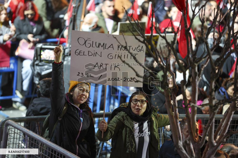 Thousands Rally in Istanbul for Sixth Night to Protest Mayors Jailing