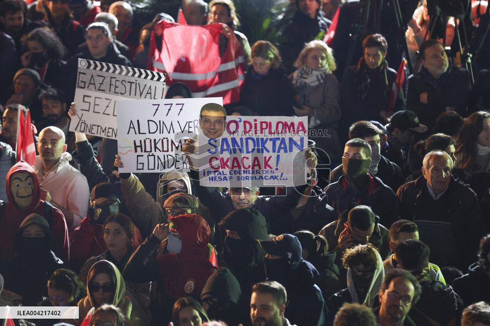 Thousands Rally in Istanbul for Sixth Night to Protest Mayors Jailing