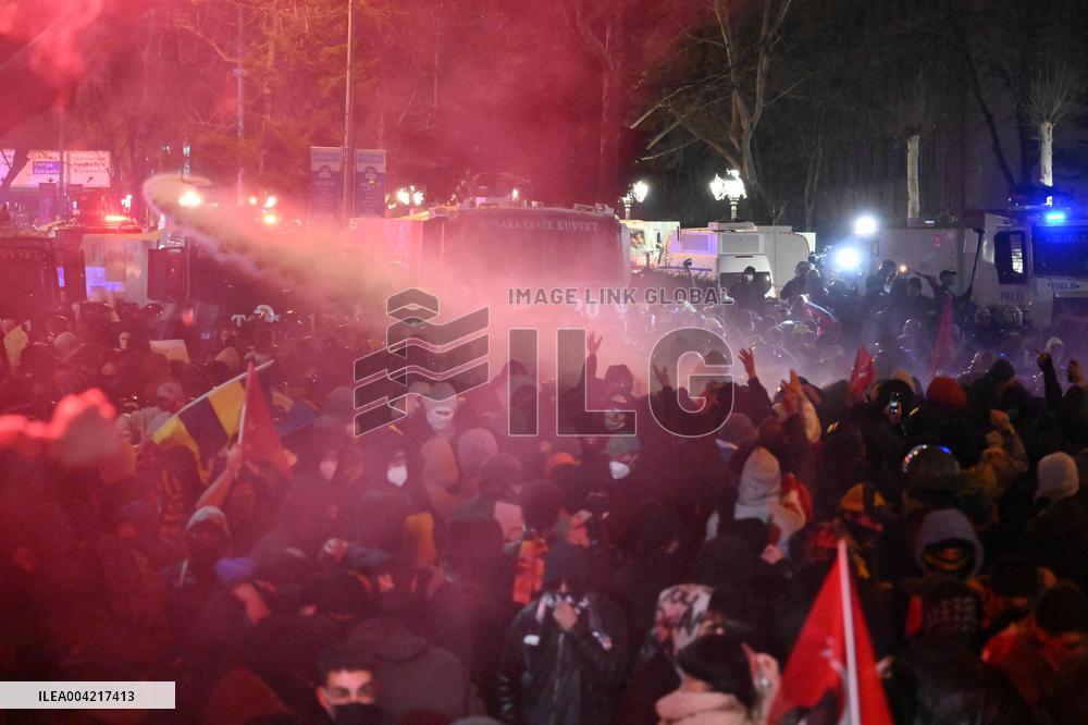 Protests in Ankara over jailing of Istanbul mayor - Turkey
