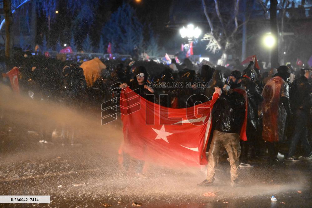 Protests in Ankara over jailing of Istanbul mayor - Turkey