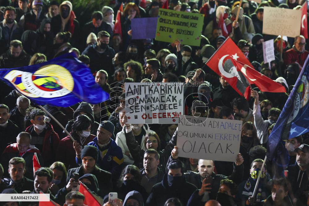 Thousands Rally in Istanbul for Sixth Night to Protest Mayors Jailing