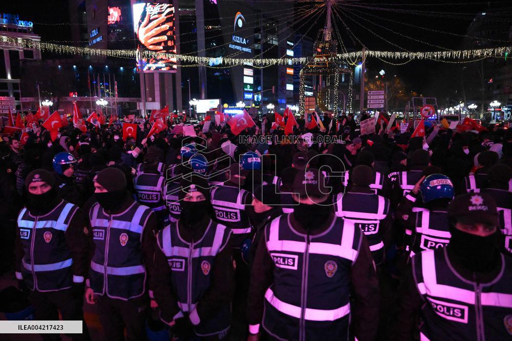 Protests in Ankara over jailing of Istanbul mayor - Turkey