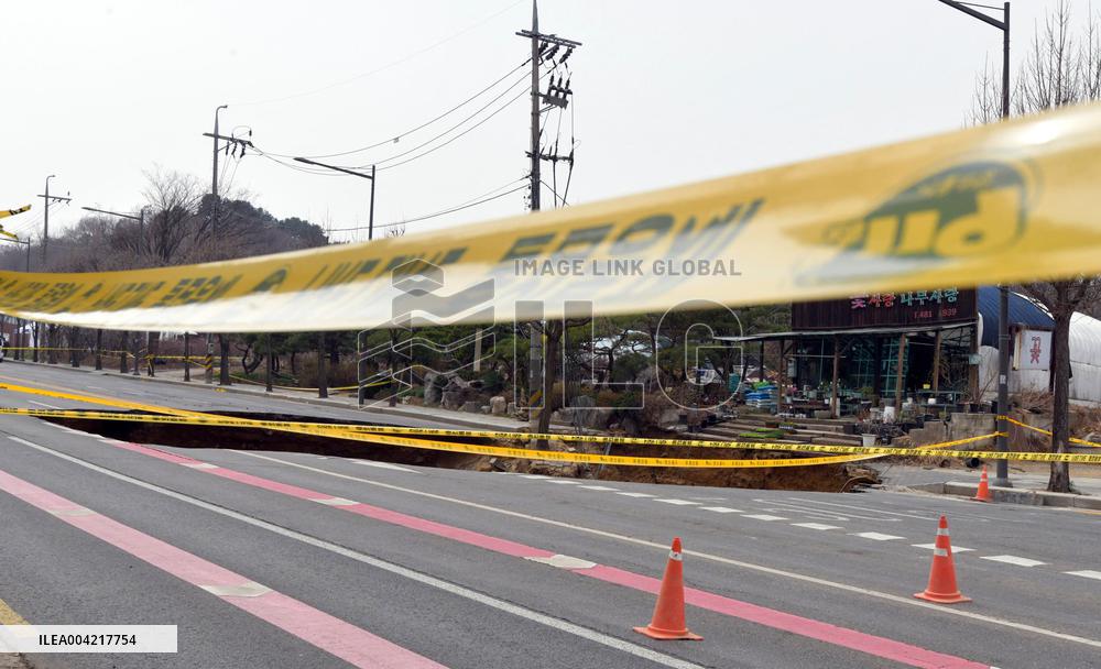 Motorcyclist Found Dead Near Massive Sinkhole - Seoul