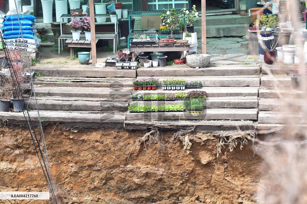 Motorcyclist Found Dead Near Massive Sinkhole - Seoul