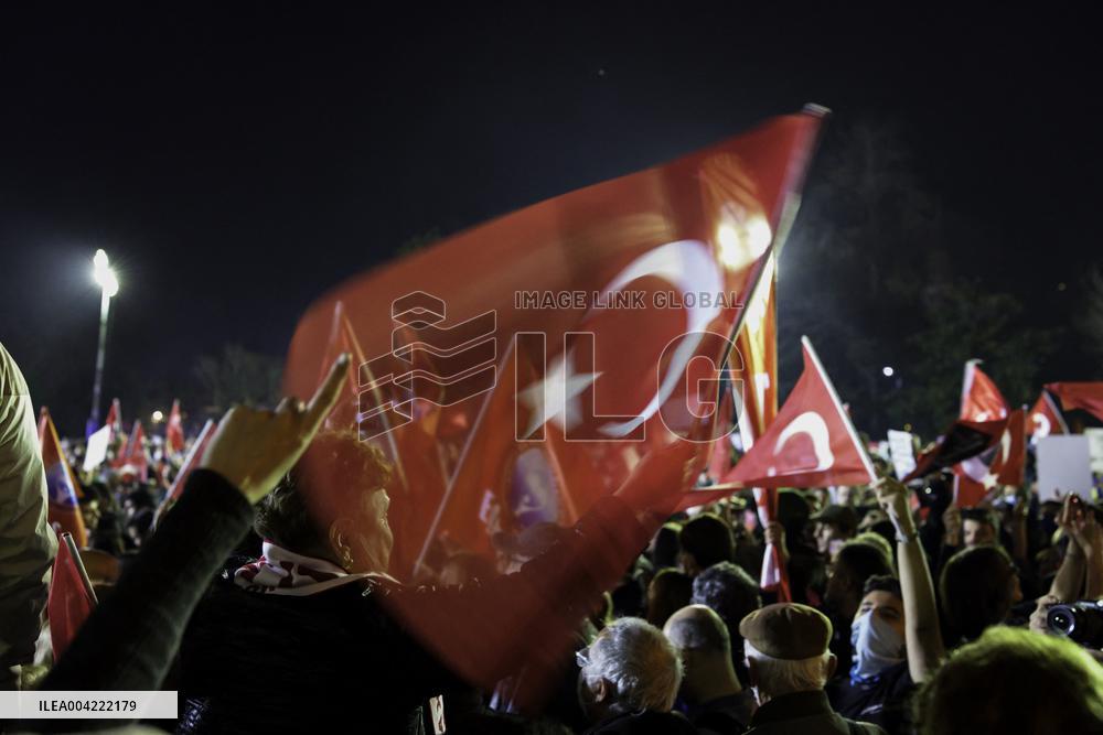 Thousands protest on the 7th day after arrest of Mayor - Istanbul
