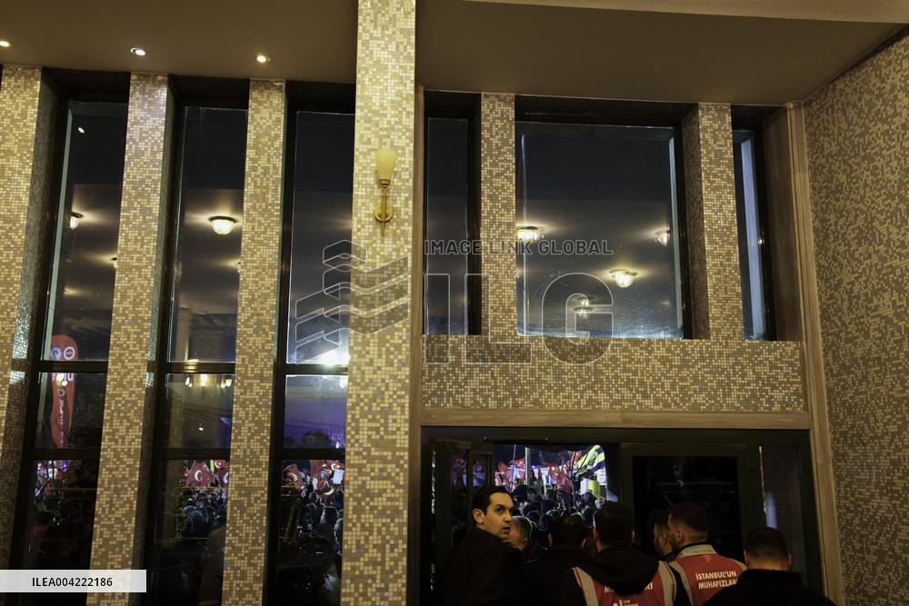 Thousands protest on the 7th day after arrest of Mayor - Istanbul