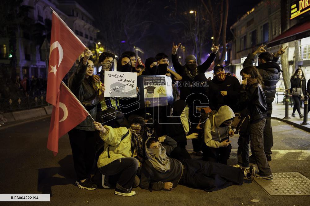 Thousands protest on the 7th day after arrest of Mayor - Istanbul