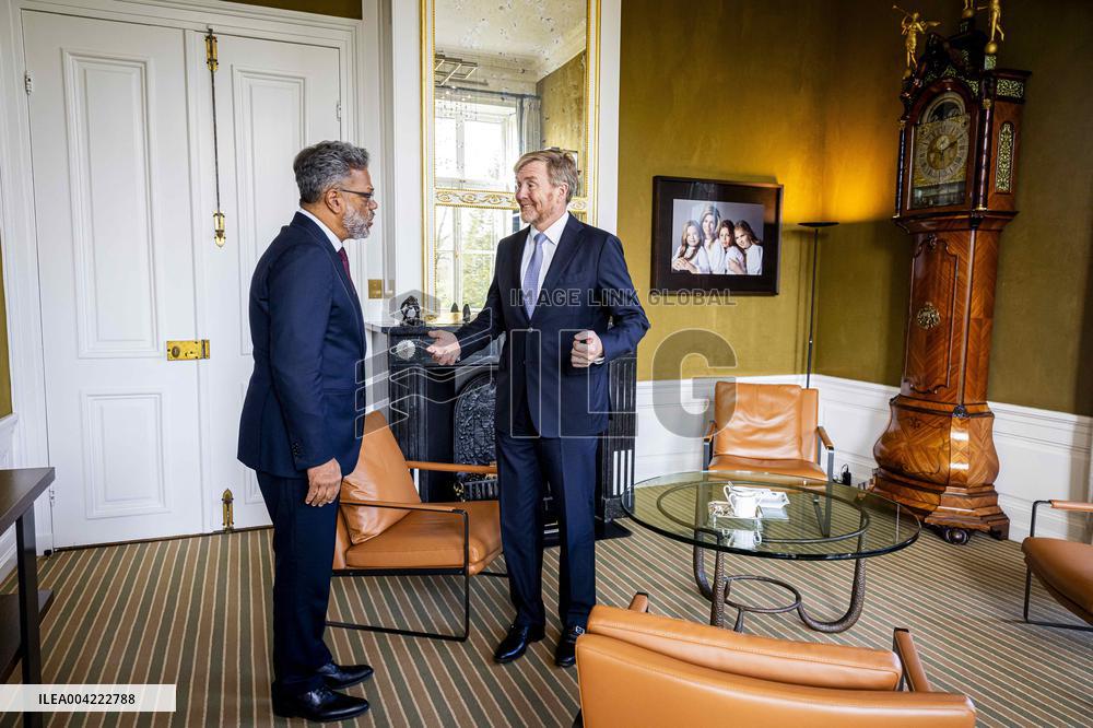 Royals Receive The King's Commissioners - The Hague