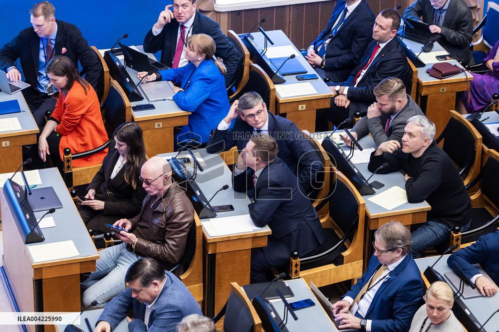 Constitution to strip Russian, Belarusian citizens of right to vote
