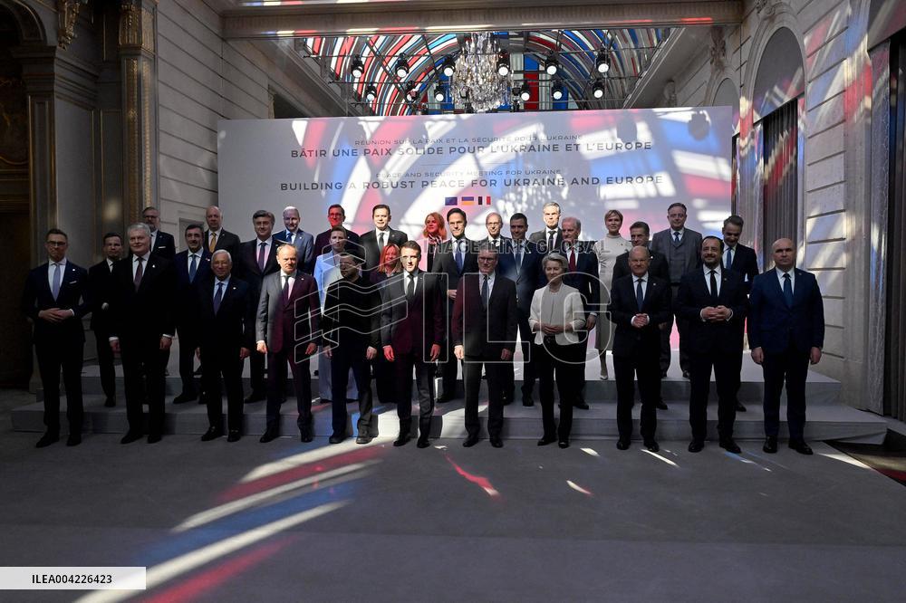 Family Photo During Coalition of The Willing Summit in Support of Ukraine - Paris