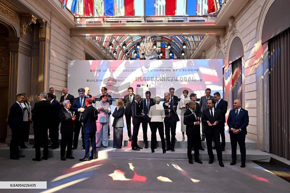 Family Photo During Coalition of The Willing Summit in Support of Ukraine - Paris