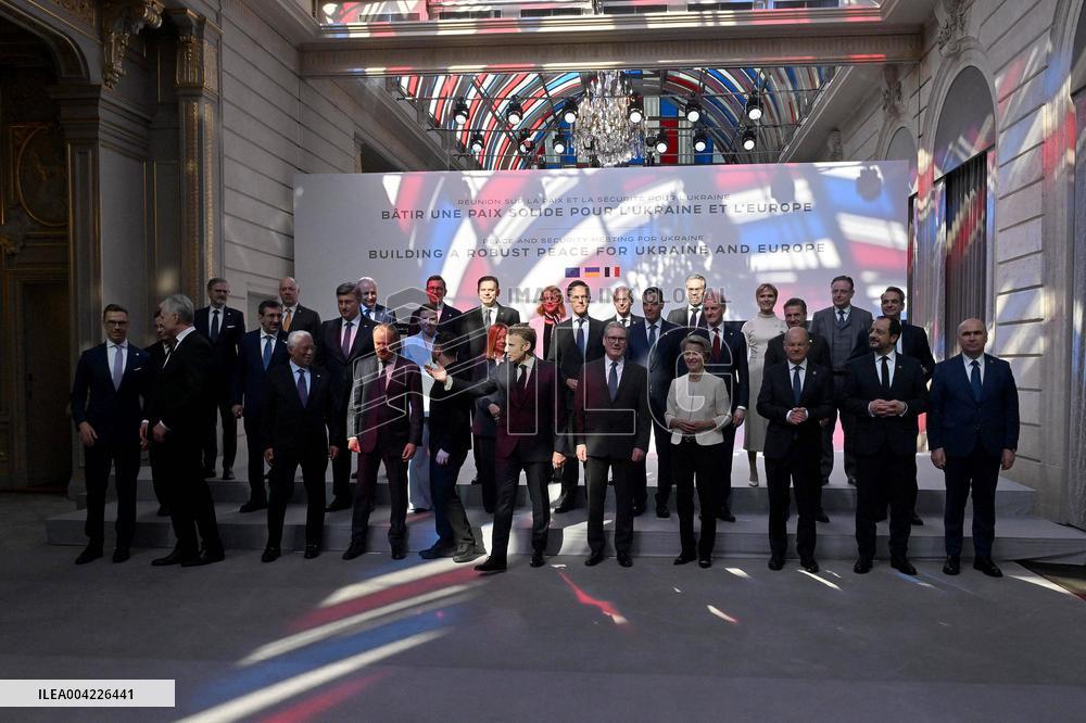 Family Photo During Coalition of The Willing Summit in Support of Ukraine - Paris