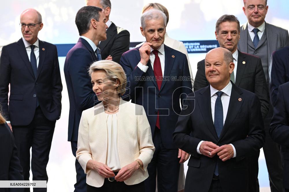 Family Photo During Coalition of The Willing Summit in Support of Ukraine - Paris