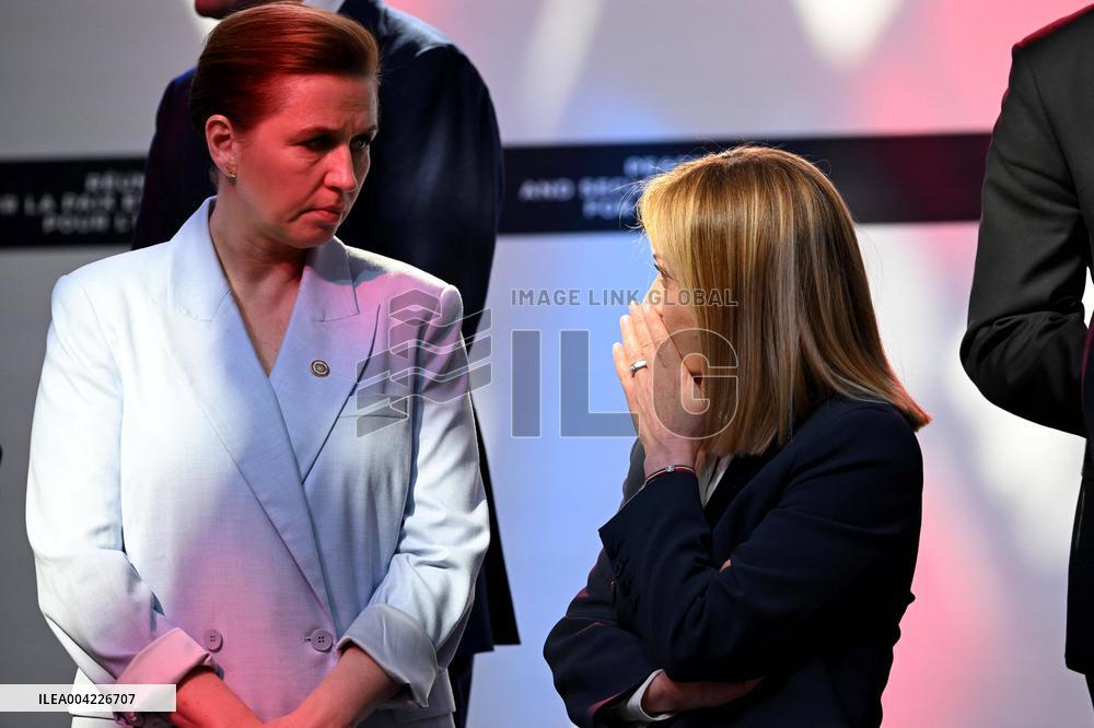 Family Photo During Coalition of The Willing Summit in Support of Ukraine - Paris