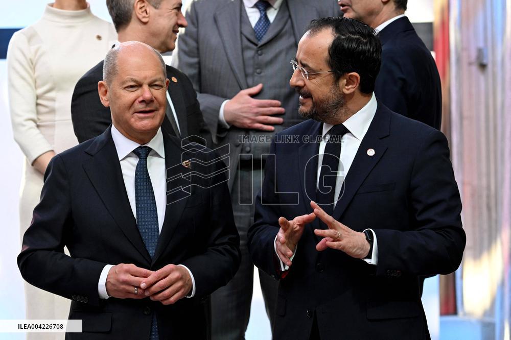 Family Photo During Coalition of The Willing Summit in Support of Ukraine - Paris