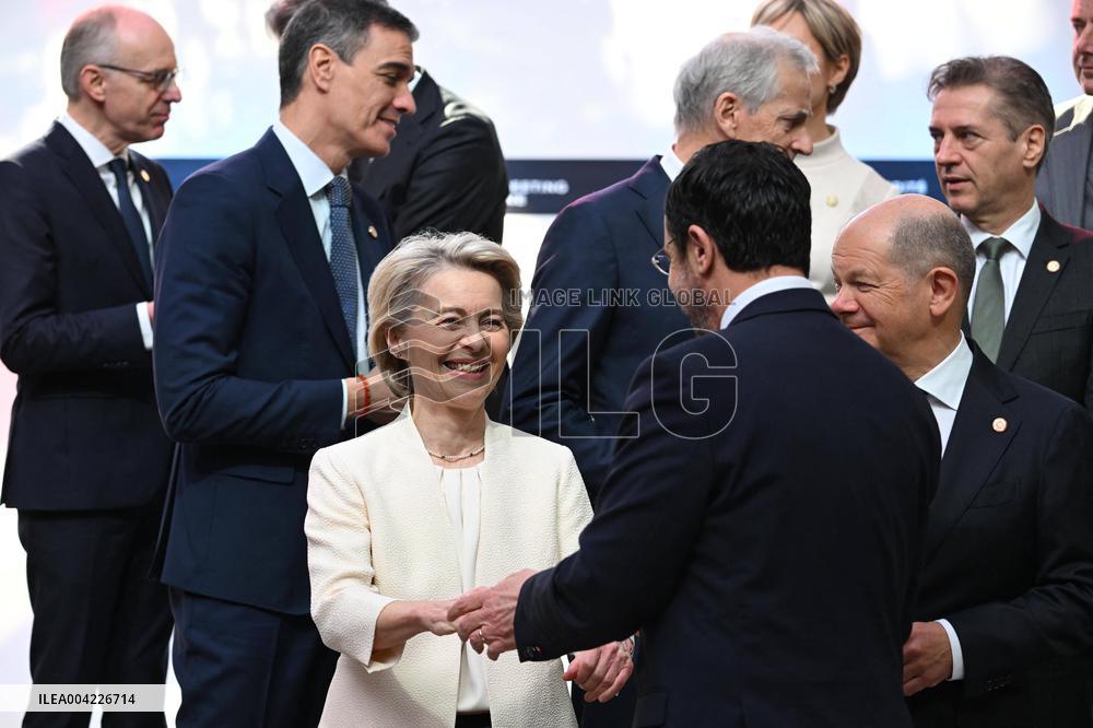 Family Photo During Coalition of The Willing Summit in Support of Ukraine - Paris