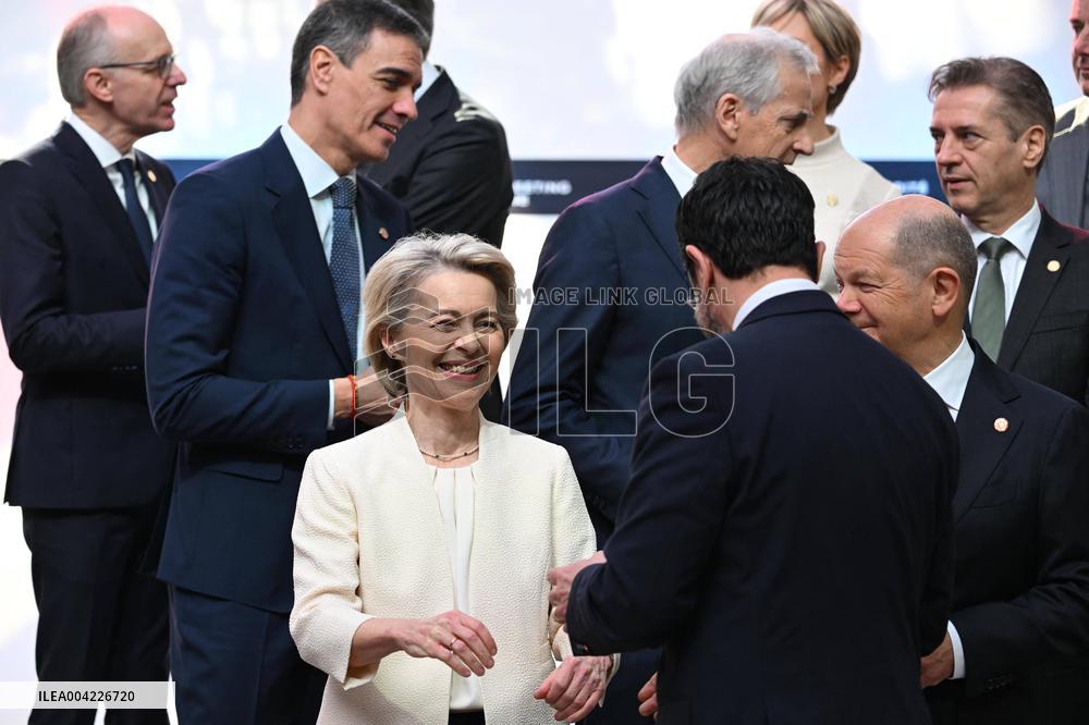 Family Photo During Coalition of The Willing Summit in Support of Ukraine - Paris