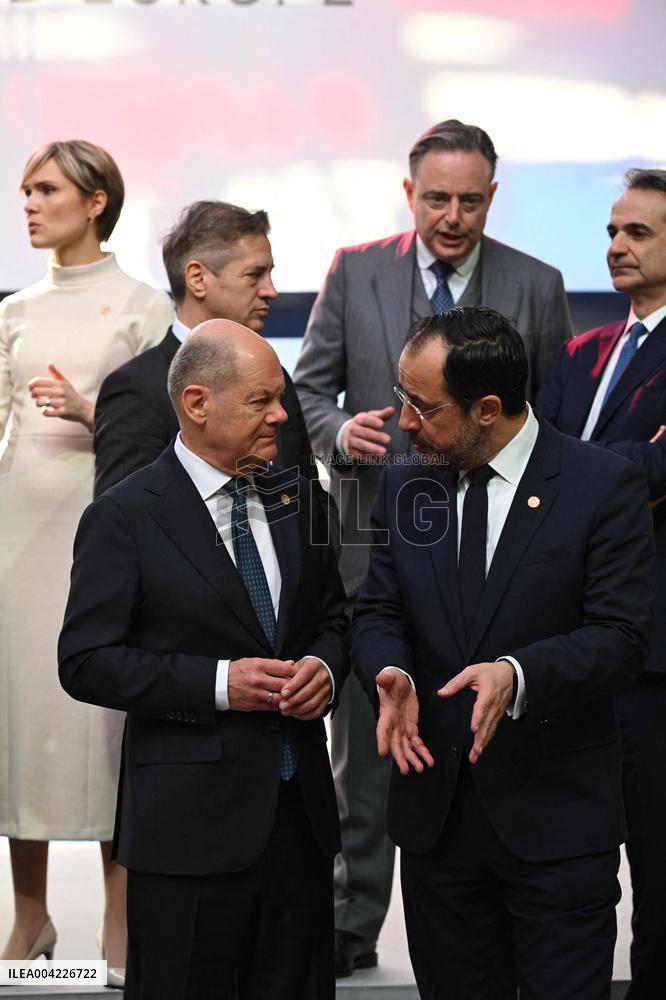 Family Photo During Coalition of The Willing Summit in Support of Ukraine - Paris