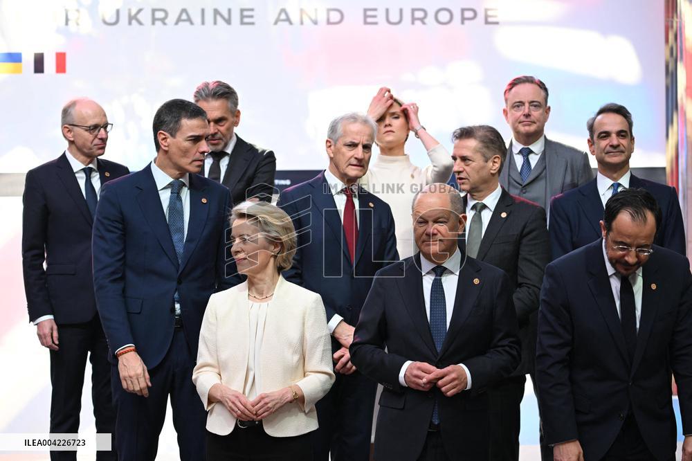 Family Photo During Coalition of The Willing Summit in Support of Ukraine - Paris