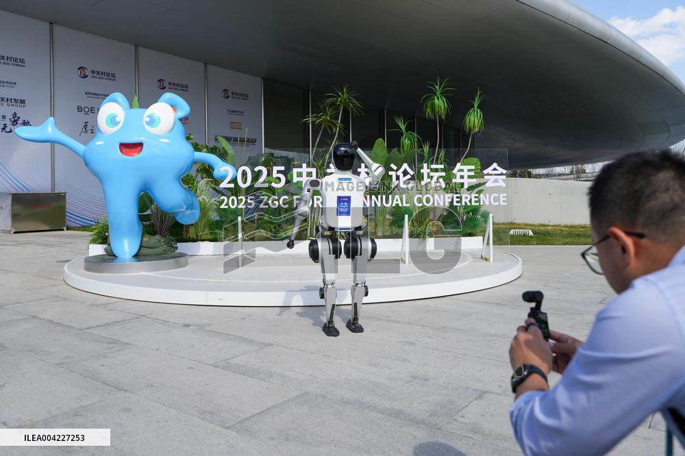 Humanoid Robots At The Annual Conference Of ZGC Forum - Beijing