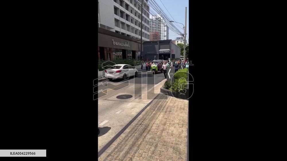 Thailand: People Flee Outside After M7.7 Quake Strikes Bangkok 2