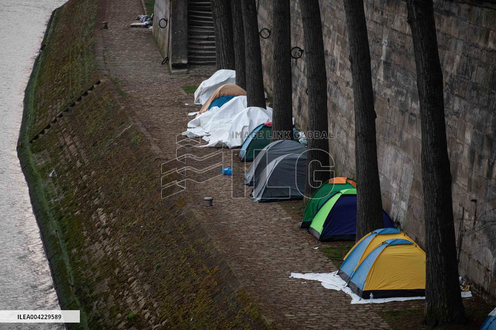 Migrant Camp Forms Along the Seine as Authorities Order Evacuation