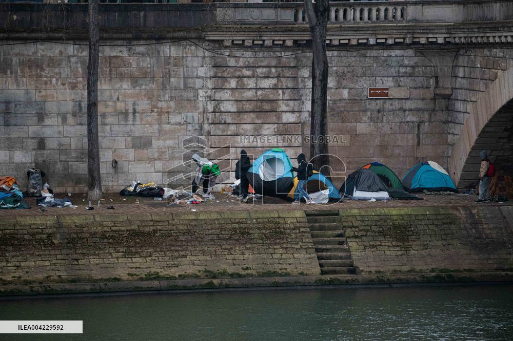Migrant Camp Forms Along the Seine as Authorities Order Evacuation