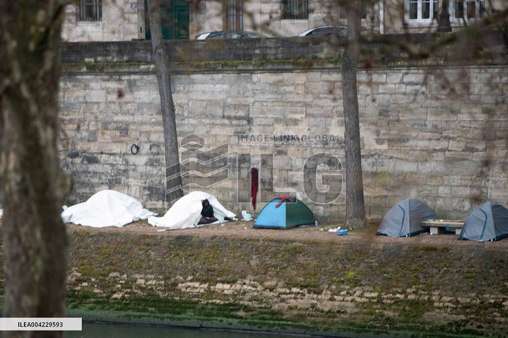 Migrant Camp Forms Along the Seine as Authorities Order Evacuation