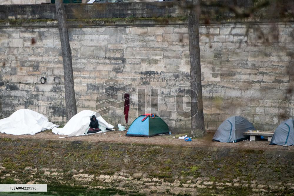 Migrant Camp Forms Along the Seine as Authorities Order Evacuation