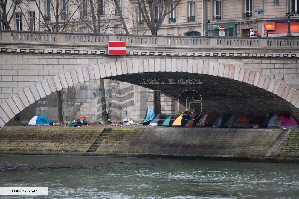 Migrant Camp Forms Along the Seine as Authorities Order Evacuation