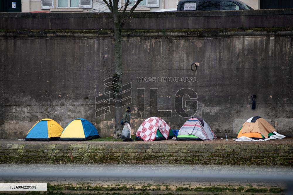 Migrant Camp Forms Along the Seine as Authorities Order Evacuation