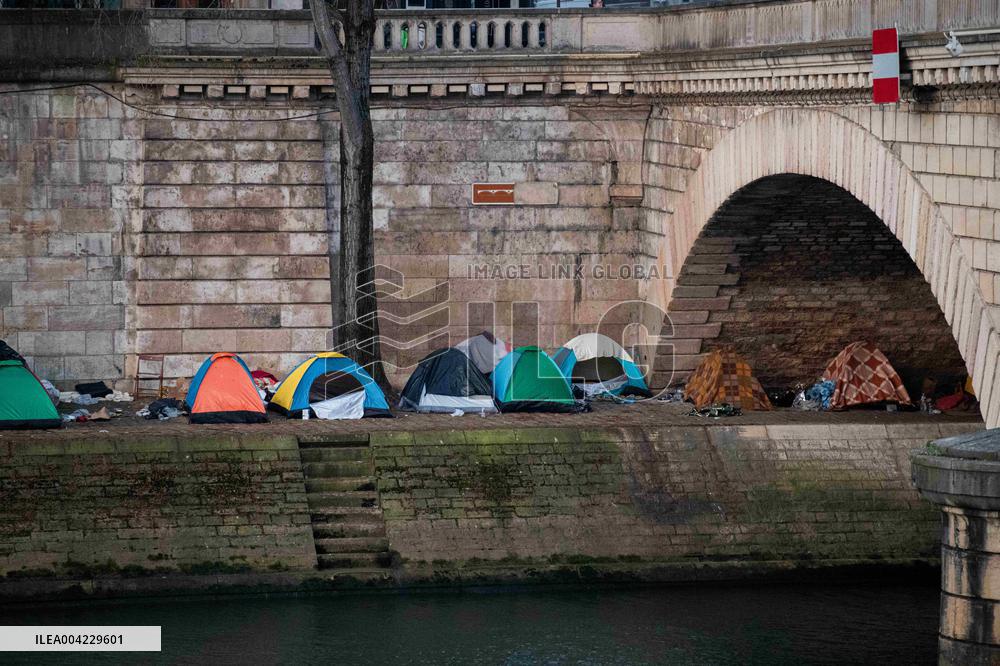 Migrant Camp Forms Along the Seine as Authorities Order Evacuation
