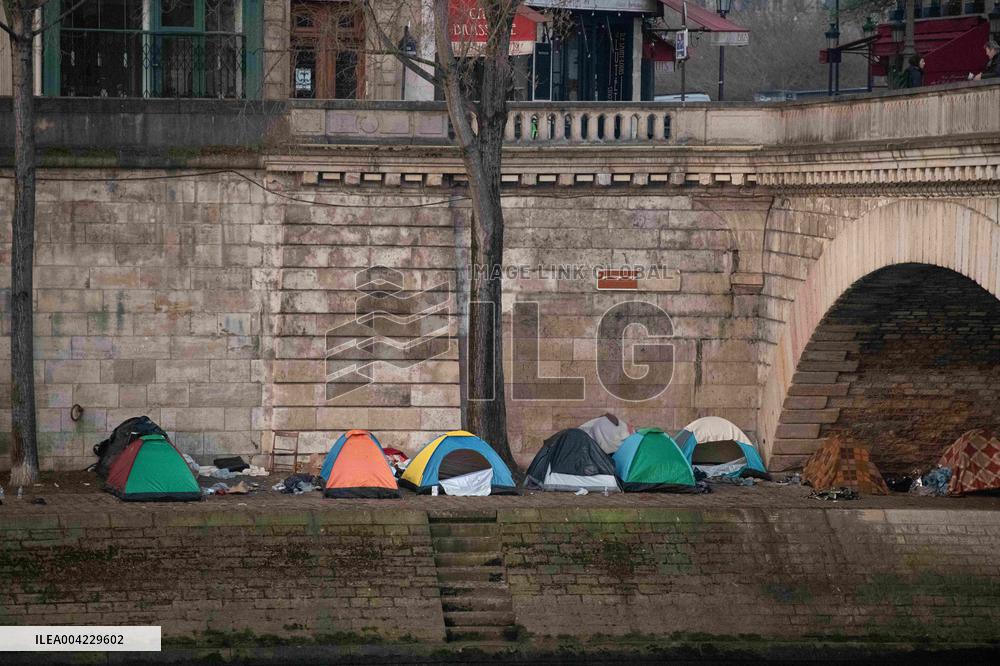 Migrant Camp Forms Along the Seine as Authorities Order Evacuation