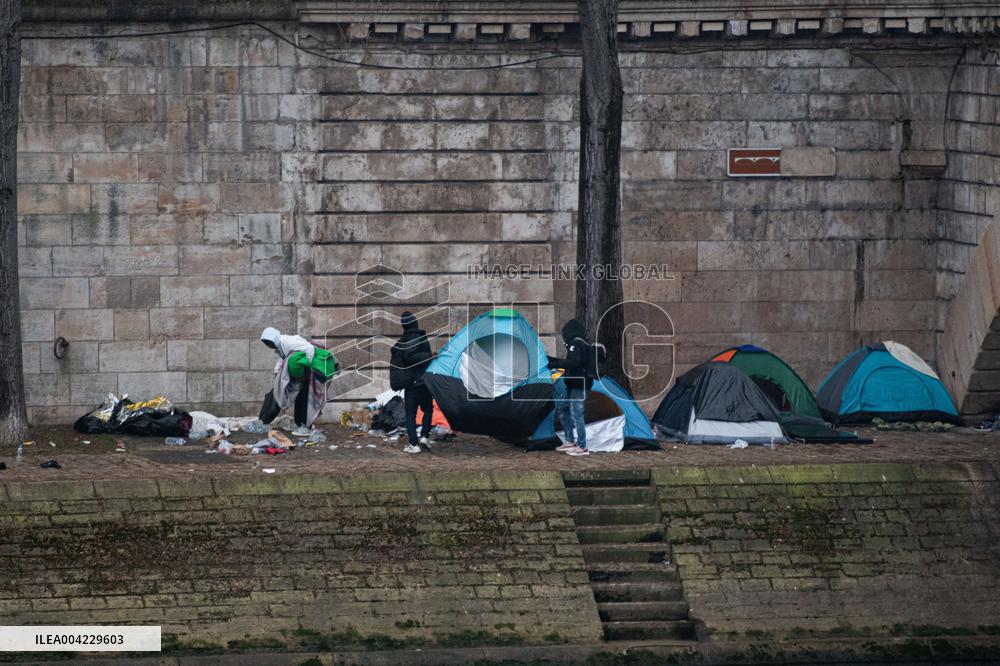 Migrant Camp Forms Along the Seine as Authorities Order Evacuation