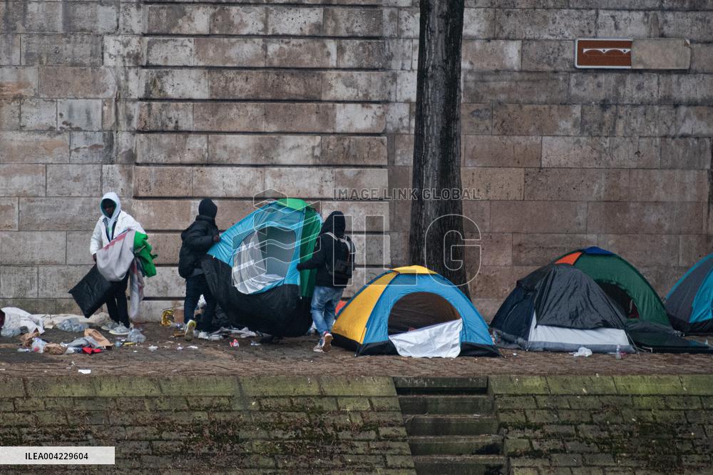 Migrant Camp Forms Along the Seine as Authorities Order Evacuation