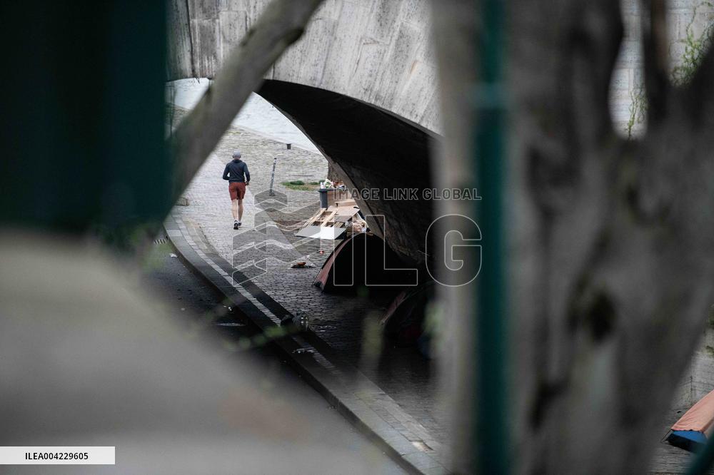 Migrant Camp Forms Along the Seine as Authorities Order Evacuation