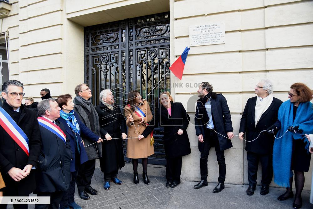 Anne Hidalgo Unveils A Plaque In Memory Of Alain Decaux - Paris