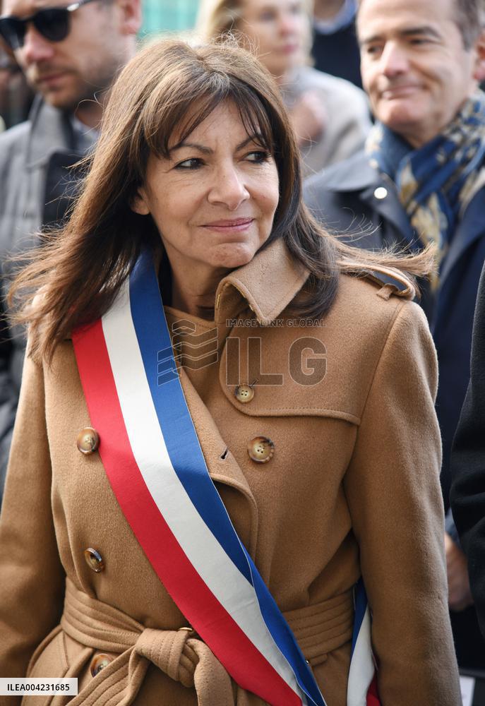 Anne Hidalgo Unveils A Plaque In Memory Of Alain Decaux - Paris