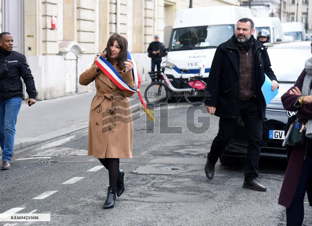 Anne Hidalgo Unveils A Plaque In Memory Of Alain Decaux - Paris