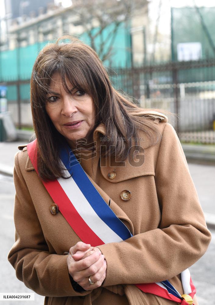 Anne Hidalgo Unveils A Plaque In Memory Of Alain Decaux - Paris