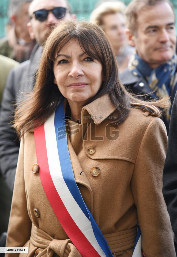 Anne Hidalgo Unveils A Plaque In Memory Of Alain Decaux - Paris