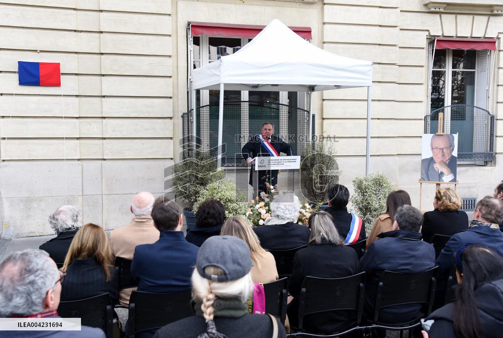 Anne Hidalgo Unveils A Plaque In Memory Of Alain Decaux - Paris