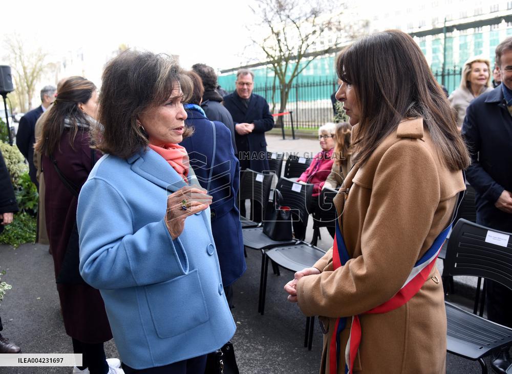 Anne Hidalgo Unveils A Plaque In Memory Of Alain Decaux - Paris