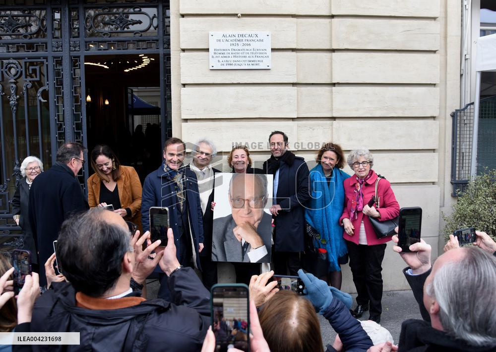 Anne Hidalgo Unveils A Plaque In Memory Of Alain Decaux - Paris