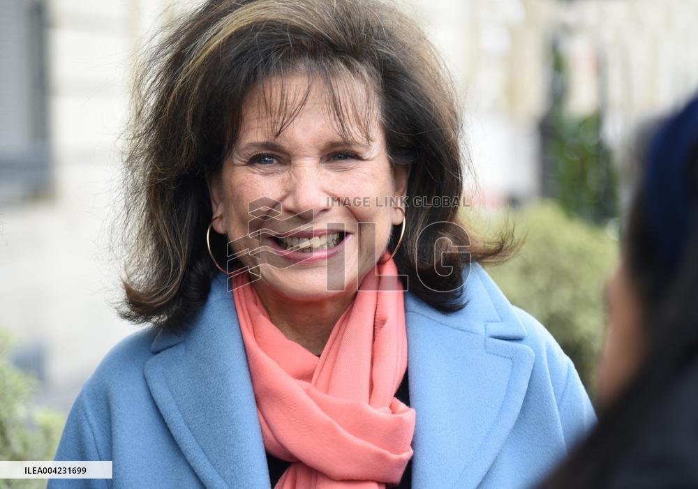 Anne Hidalgo Unveils A Plaque In Memory Of Alain Decaux - Paris