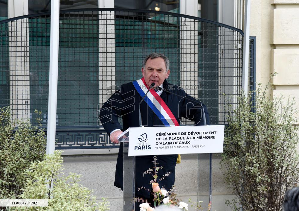 Anne Hidalgo Unveils A Plaque In Memory Of Alain Decaux - Paris