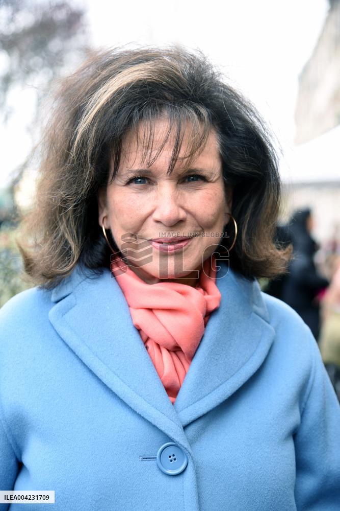 Anne Hidalgo Unveils A Plaque In Memory Of Alain Decaux - Paris